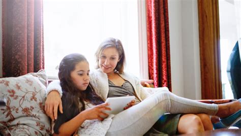 Une mère pratique ouvertement linceste avec sa fille